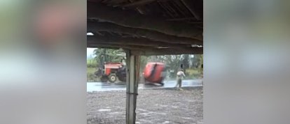 VÍDEO: agricultor escapa por pouco após carro atingir trator e capotar