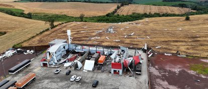 VÍDEO: Imagens impressionantes mostram o momento em que tornado atinge cooperativa de transportes em Xanxerê