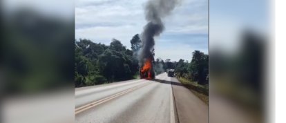 VÍDEO: cavalo mecânico é destruído por incêndio na BR-282, entre Xaxim e Xanxerê 
