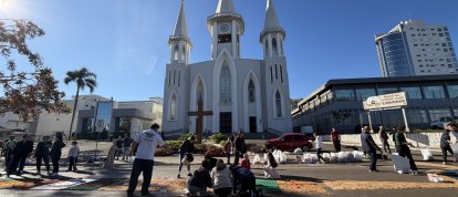 VÍDEO: confecção dos tradicionais tapetes de Corpus Christi movimenta a comunidade de Xanxerê