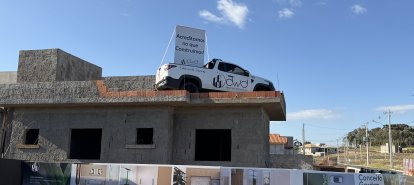 VÍDEO: um carro de 1,2 tonelada em cima de uma casa está chamando a atenção em Xanxerê!