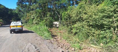 Caminhão sai da pista e motorista fica ferido na SC-305, em São Lourenço do Oeste