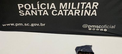 Homem é preso com arma furtada, munições e droga após perseguição policial em Chapecó