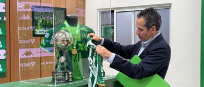 Médico colombiano que ajudou vítimas do acidente da Chapecoense visita a Arena Condá