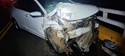 Saída de pista seguida de choque em ponte é registrada na SC-283