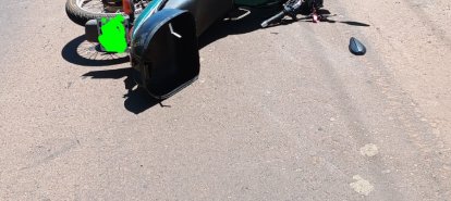 Colisão entre carro e motocicleta deixa dois feridos no Oeste