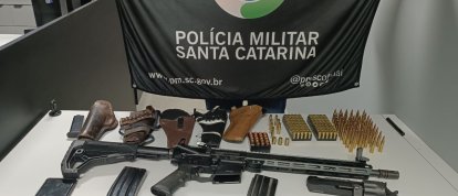 Homem embriagado é preso por violência doméstica e posse de armas em Xanxerê