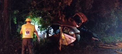 Colisão contra árvore na SC-163 deixa jovem ferido no interior de município do Extremo-Oeste 