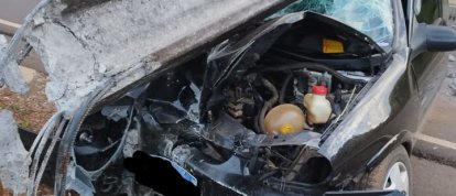 Poste de energia parte ao meio após carro sair da pista e colidir na estrutura em Faxinal dos Guedes 