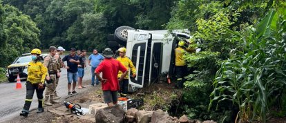 Capotamento de caminhão deixa motorista preso às ferragens na SC-283, em Seara