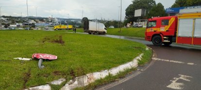 Caminhão sai da pista na BR-282 em Xanxerê e mobiliza Corpo de Bombeiros