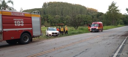 BMW sai da pista e colide contra guard-rail na SC-160, no Oeste