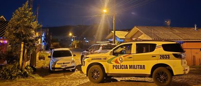 PM prende dois homens e recupera veículo roubado em Ponte Serrada