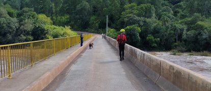 Objetos flutuantes e odores fortes conduzem buscas a menina desaparecida no Rio Chapecozinho 