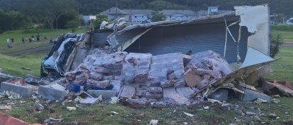 Caminhão capota na SC-480 em Chapecó e carga é furtada após acidente