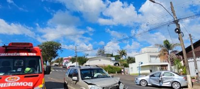 Colisão entre dois carros deixa quatro feridos em Faxinal dos Guedes