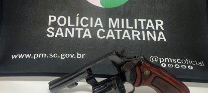 Homem é detido e arma de fogo apreendida após agredir e ameaçar companheira em Xanxerê