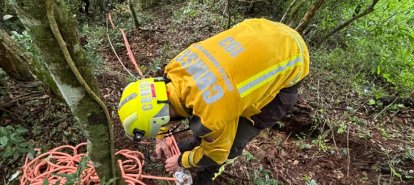 Bombeiros realizam resgate de corpo em área de difícil acesso no interior de município do Extremo-Oeste