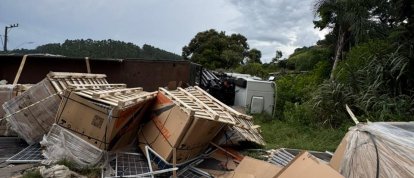 Motorista morre após caminhão capotar no contorno viário da SC-155