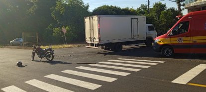 Colisão entre caminhão e motocicleta deixa homem ferido em São Carlos