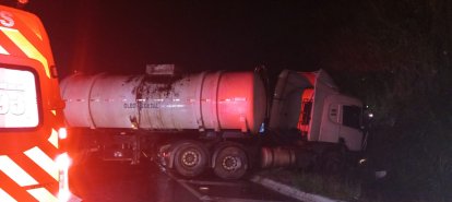 Motorista fica ferido após carreta sair da pista e colidir em barranco na BR-282