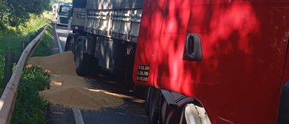 Acidente entre caminhões deixa um ferido grave na SC-480 em Ipuaçu