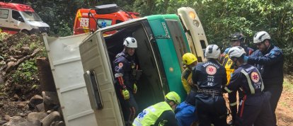 Caminhão tomba em córrego no interior de Xanxerê e motorista é socorrido