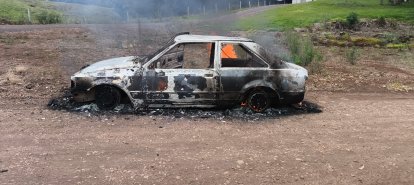 Carro é destruído por incêndio no interior de Ponte Serrada