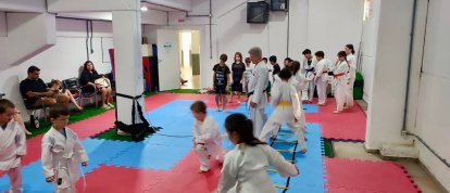 Crianças canadenses participam de aula de karatê em Xanxerê