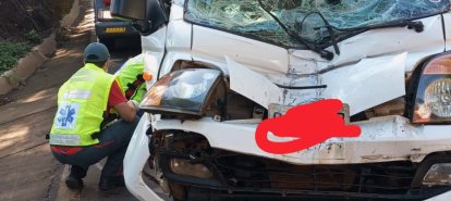 Colisão traseira entre furgão e caminhão é registrada na BR-282