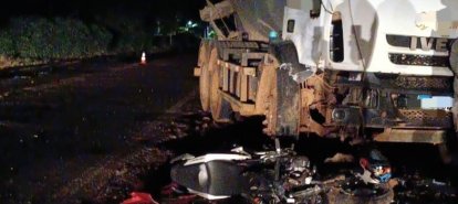 Colisão entre motocicleta e caminhão deixa jovem ferido no interior de município do Oeste