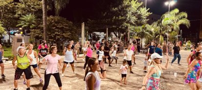 Aulão de dança reúne mulheres na Praça Frei Bruno em Xaxim