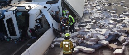 Condutora de carreta que tombou na BR-282, em Xanxerê, sofreu diversos ferimentos 