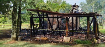 Incêndio destrói edificação de 75 m² no interior de município do Oeste