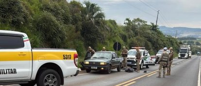 Dois homens são presos após furtar veículo e tentar fugir da polícia em rodovia 