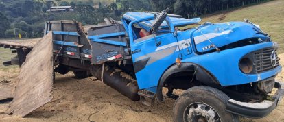 Caminhão carregado com soja tomba na SC-355 e motorista fica ferido em Água Doce