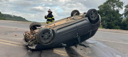 Bombeiros atendem capotamento de veículo na BR-153 em Irani