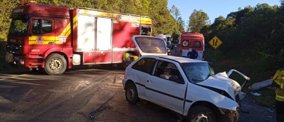 Colisão frontal entre carro e caminhão deixa dois feridos na BR-282 em Vargem Bonita