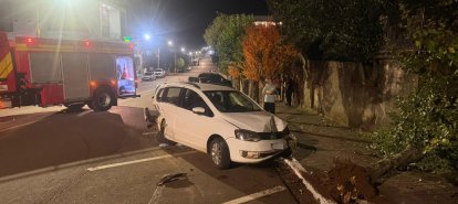 Motorista fica ferido após colisão contra veículo estacionado no Oeste