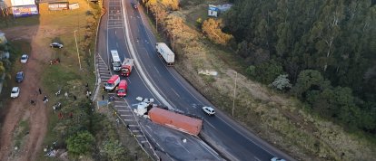 VÍDEO: imagens aéreas mostram dimensão de tombamento de carreta na BR-282 em Xanxerê