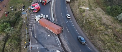 VÍDEO: carreta tomba na BR-282, próximo ao viaduto, em Xanxerê