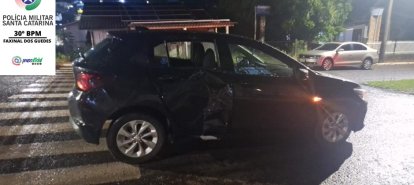 Duas jovens ficam feridas após colisão entre carro e moto em Faxinal dos Guedes