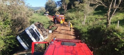 Caminhão carregado com frangos sai da pista e tomba no interior de Xanxerê