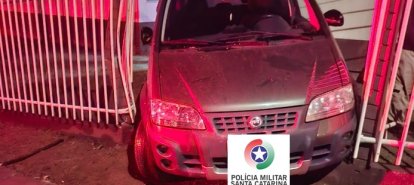 Fiat Idea invade condomínio após motorista perder o controle em Xanxerê