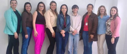 Jovem se voluntaria para apoiar comunicação e tradução nos serviços municipais