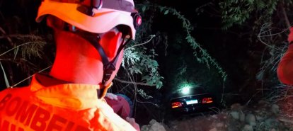 Jovem fica ferido após saída de pista e queda de veículo em Quilombo