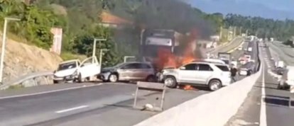 VÍDEO: grave acidente envolvendo diversos veículos provoca o bloqueio da BR-470