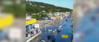 VÍDEO: A maré alta avançou sobre a SC-405, no Rio Tavares, em Florianópolis, e causou transtornos no trânsito 