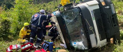 Caminhão cai em ribanceira e deixa quatro feridos no interior de Xaxim