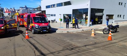 Carro invade loja após colisão com motocicleta em Chapecó